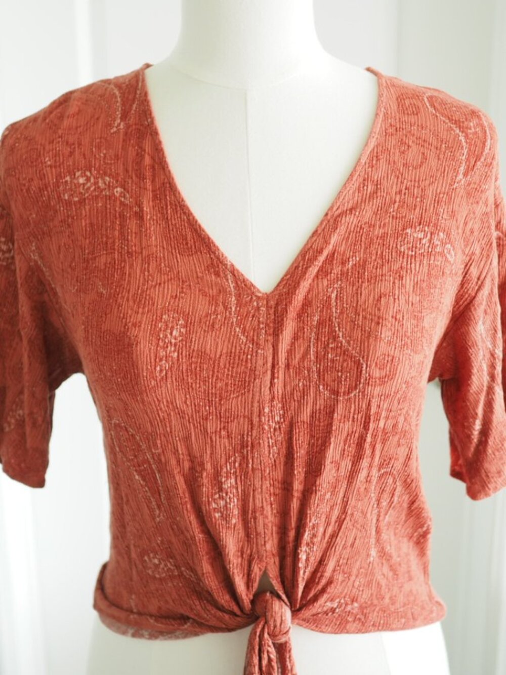 LUQ Rust Paisley Tie Front Crinkle Top XS Short Sleeve V Neck Rayon Blouse - Picture 2 of 10
